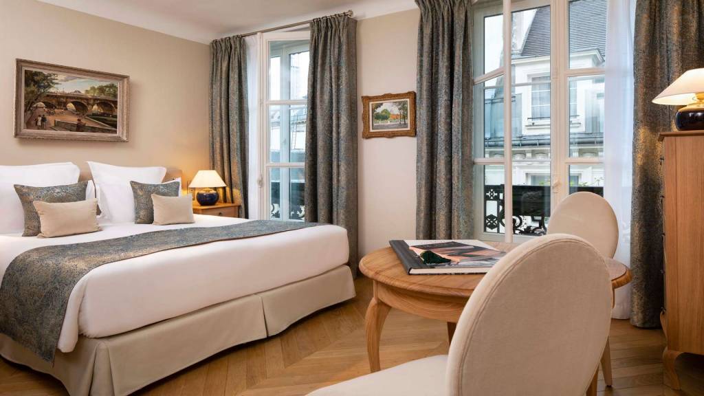 hotel-du-pas-de-calais-deluxe-room-twin-or-double-372