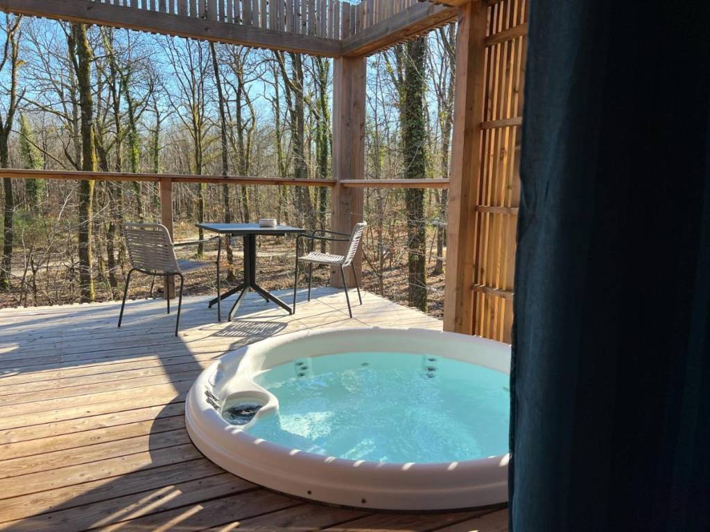 Jacuzzi-privatif-Loire-Valley-Lodge-1